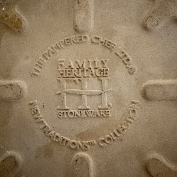 Pampered Chef Family Heritage New Traditions Stoneware Pie Dish 10" Baking Pan - Picture 4 of 7